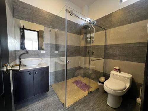 uma casa de banho com um WC, um lavatório e um chuveiro em New Apartment in Galapagos, Santa Cruz island em Puerto Ayora