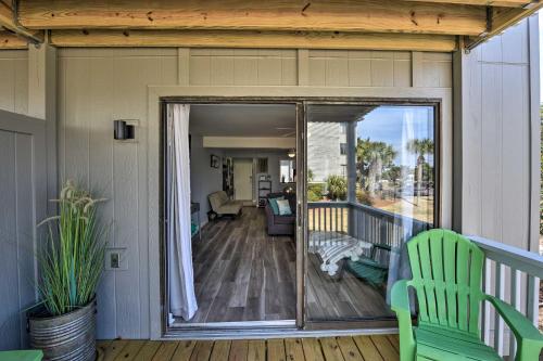 Μπαλκόνι ή βεράντα στο Relaxing Harbor Island Condo Walk to the Beach!