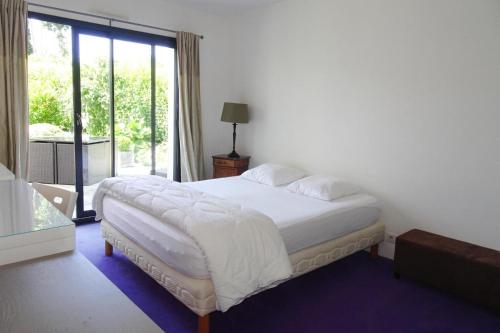 une chambre avec un lit et une grande fenêtre dans l'établissement Holiday Home in Bénodet near Sandy Beach, à Bénodet