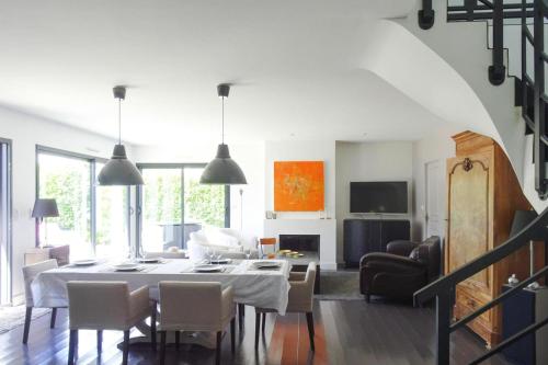 une salle à manger et un salon avec une table et des chaises dans l'établissement Holiday Home in Bénodet near Sandy Beach, à Bénodet