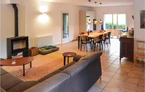 un salon avec un canapé et une salle à manger dans l'établissement 2 Bedroom Awesome Home In Berlou, à Berlou