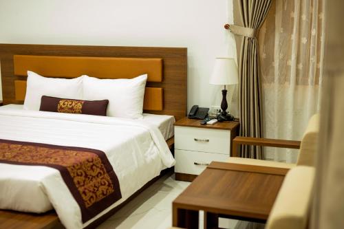 Ένα ή περισσότερα κρεβάτια σε δωμάτιο στο Nhat Quang Hotel