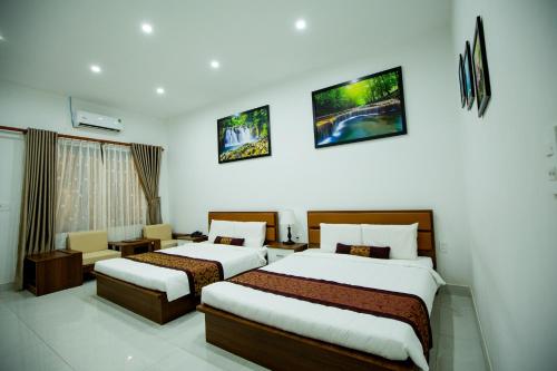 Postel nebo postele na pokoji v ubytování Nhat Quang Hotel