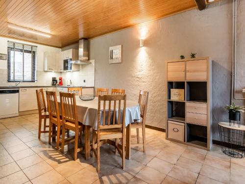 uma cozinha e sala de jantar com mesa e cadeiras em Gite in Lessive close to Rochefort em Rochefort