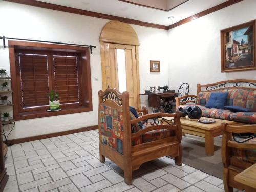 sala de estar con sofá y mesa en Home Stay María, en Hidalgo del Parral
