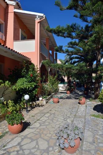 Κήπος έξω από το Vlachos Apartments Acharavi