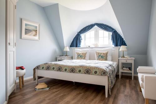 a bedroom with a bed and a window at Ferienhaus Haubenlerche 14 in Fuhlendorf