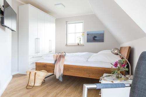 a bedroom with a bed and a window at Ferienhaus Schilfrohrsaenger 36 in Fuhlendorf