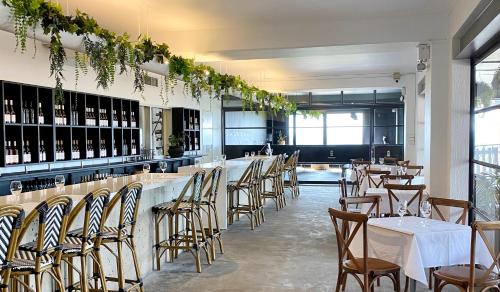 un ristorante con bar con tavoli e sedie di Bimbadgen a Rothbury