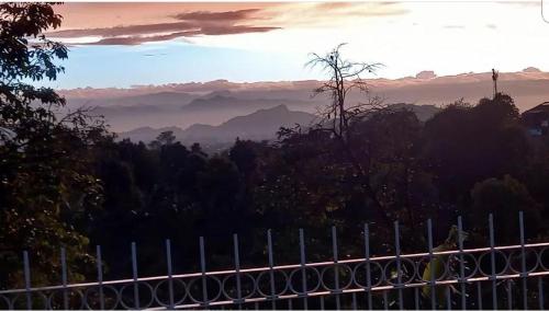 uma vista para as montanhas a partir de uma cerca em Vila murah di dekat kawasan wisata lembang em Citeureup 1