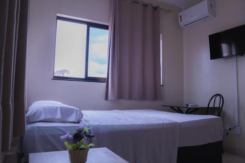 um quarto de hospital com uma cama e uma janela em Paris Hotel by H Hotéis - Business em Taguatinga