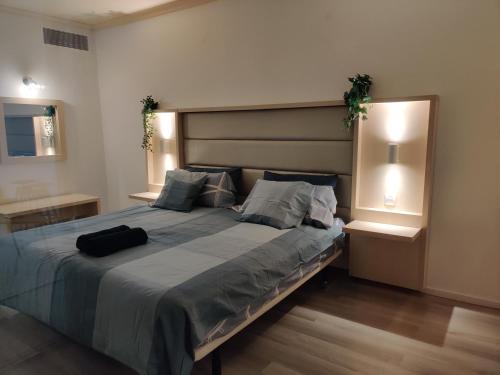 1 dormitorio con 1 cama grande y 2 mesitas de noche en Luxury Apartment with pool view, en Adeje
