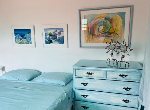 um quarto com uma cómoda e uma cómoda azul em Condomínio Portais do Francês- Apto - PRAIA DO FRANCÊS/AL na Praia do Francês