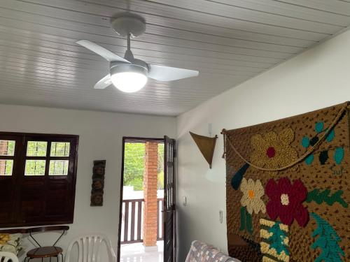 ventilador de techo en la sala de estar con ventana en Condomínio Portais do Francês- Apto - PRAIA DO FRANCÊS/AL en Praia do Frances