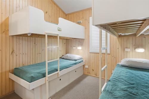 מיטה או מיטות קומותיים בחדר ב-BIG4 Adventure Whitsunday Resort