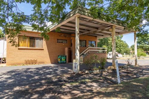 a pavilion in front of a building at Western Plains Tourist Park - Dubbo in Dubbo
