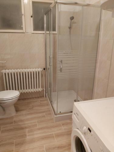 e bagno con servizi igienici e doccia in vetro. di OPEN Vendégház a Sopron