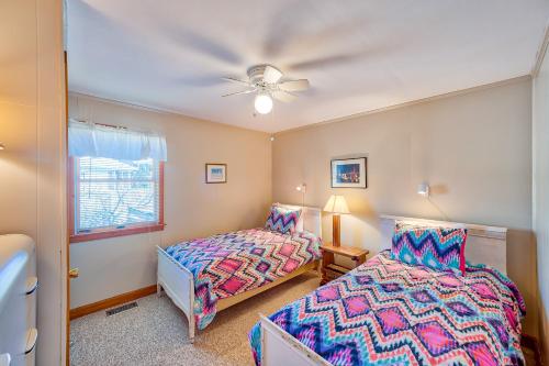1 dormitorio con 2 camas y ventilador de techo en Sea View 44, en Avon
