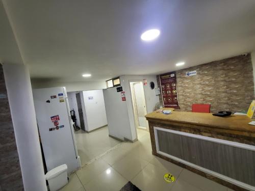 eine Küche mit zwei Kühlschränken und einer Theke in einem Zimmer in der Unterkunft Hotel Tamaca Real in Santa Marta