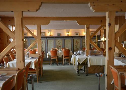 A restaurant or other place to eat at Hotel Alpenruh