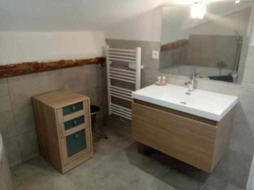 une salle de bain avec un lavabo et un miroir dans l'établissement Studio cosy à côté du Palais des festivals, à Cannes