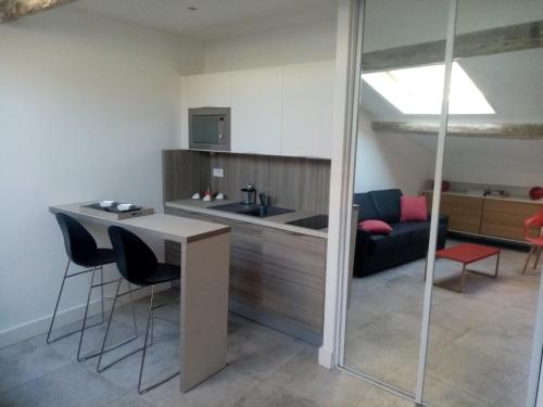une cuisine et un salon avec une table et des chaises dans l'établissement Studio cosy à côté du Palais des festivals, à Cannes