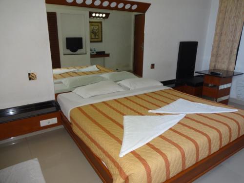 Lotus Bay View Hotel tesisinde bir odada yatak veya yataklar
