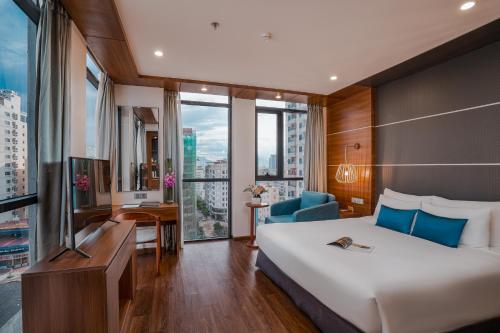Ένα ή περισσότερα κρεβάτια σε δωμάτιο στο HAIAN Beach Hotel & Spa