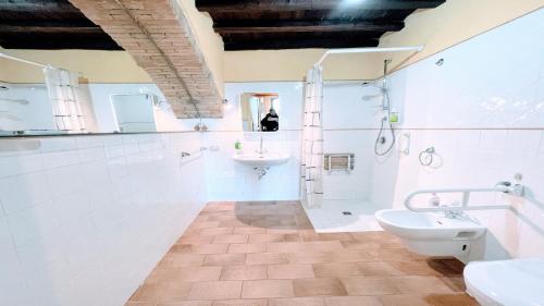 Ett badrum på Exclusive Pool-open All Year-spoleto Biofarm-slps 8-village shops, bar1 km 2