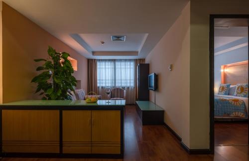 a living room with a kitchen and a dining room at Chengdu Tianfu Sunshine Hotel in Chengdu