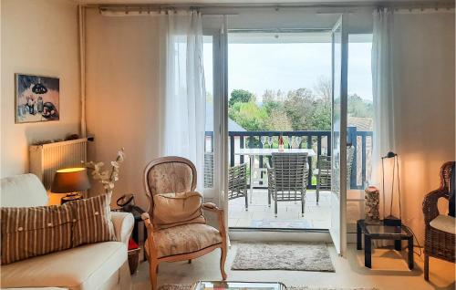 Χώρος καθιστικού στο Stunning Apartment In Trouville-Sur-Mer