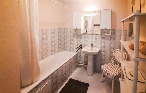 A bathroom at 1 Bedroom Lovely Apartment In Trouville-sur-mer