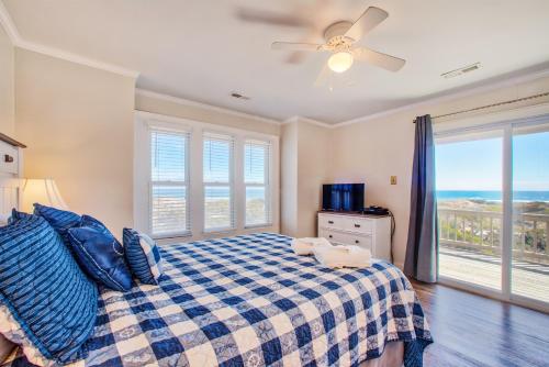 a bedroom with a bed and a ceiling fan at Sandy's Spot 605 IC in Avon