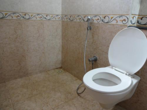 Bathroom sa Lotus Comfort - A Pondy Hotel