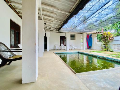 迪克韋勒的住宿－Hiriketiya Orchid Villa，房屋中间的游泳池