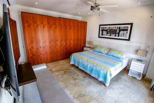 1 dormitorio con 1 cama y pared de madera en Luxury One Bedroom Apartment in the Old City en Cartagena de Indias