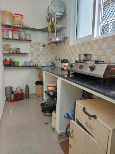 Кухня или мини-кухня в The coloursinn Home stays

