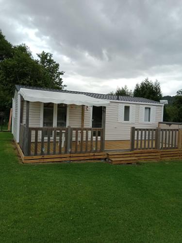 Ce mobile home dispose d'une terrasse couverte. dans l'établissement Mobil home saint aubin, à Saint-Aubin-le-Cauf