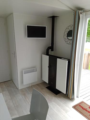 Saint-Aubin-le-Cauf的住宿－Mobil home saint aubin，一间带电视和椅子的客厅