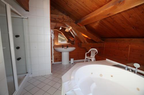 uma casa de banho com uma banheira e um lavatório em Chalet Bouquetin- Bellecôte 22 to 28 people em Champagny-en-Vanoise