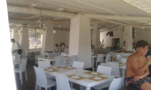 מסעדה או מקום אחר לאכול בו ב-Villetta Paola marina di Ostuni