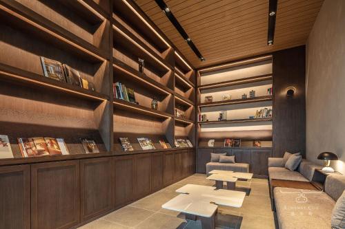 a library with wooden walls and tables and bookshelves at Runaway Cow Winery Retreat in Yantai