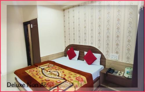Katil atau katil-katil dalam bilik di Hotel Satpura Safari