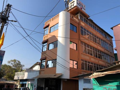 ein Gebäude mit einem Turm darüber in der Unterkunft Hotel Satpura Safari in Pachmarhi