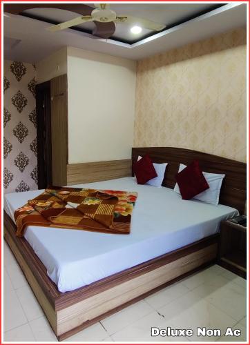 Katil atau katil-katil dalam bilik di Hotel Satpura Safari