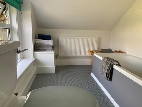 ein Bad mit einem WC neben einem Fenster in der Unterkunft Fabulous loft, great views in Buxton