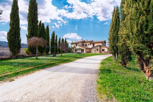 a dirt road in front of a house at Il Collicello in Narni