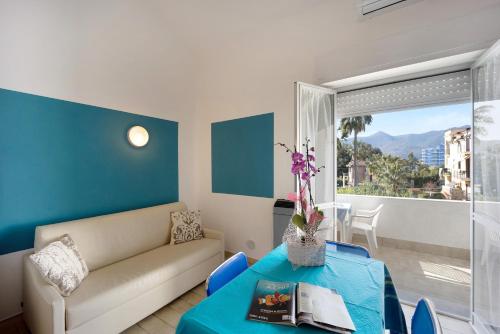 una sala de estar con un sofá y una mesa en Villa Paola Bilo4 Bis, en Loano