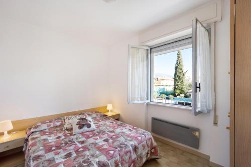 un dormitorio con una cama y una ventana en Villa Paola Bilo4, en Loano