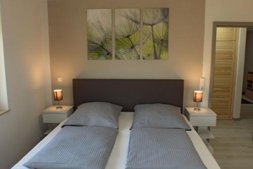 a bedroom with two beds and two lamps on tables at Ferienwohnungen Rittergasse in Quedlinburg